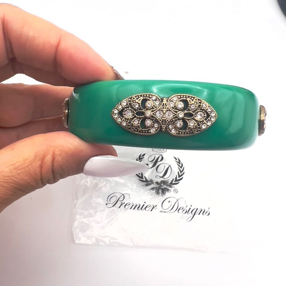 Emerald Green Bracelet with Gold Accents